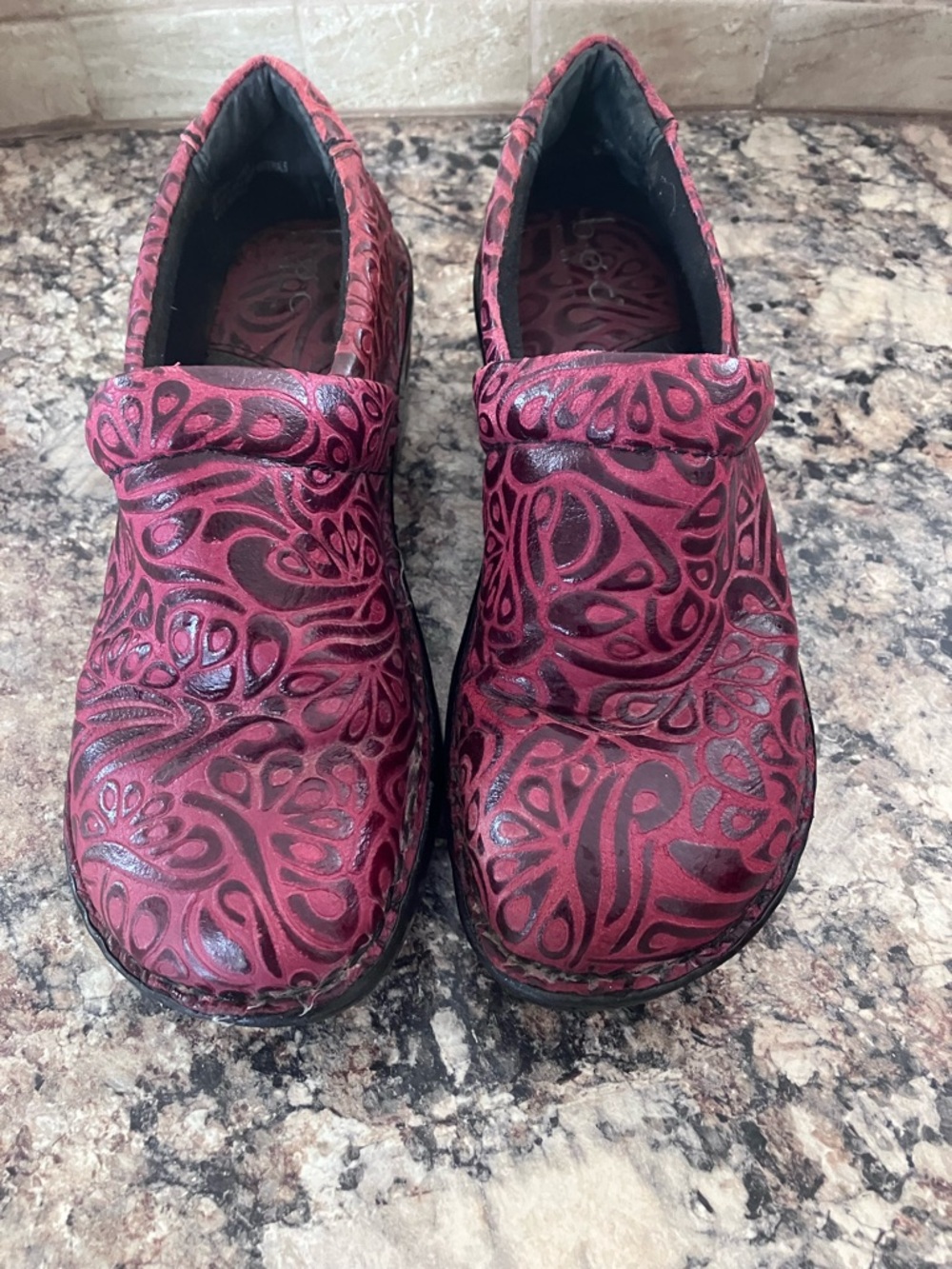 boc Women's Red Patterned Slip-On Clogs